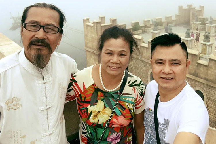 Tự Long tâm sự về mẹ của anh: “Vậy là mẹ tôi đã bước sang tuổi 70 cái tuổi ấy cả làng quê tôi rộn ràng ngày khao thọ. Mẹ tôi hát quan họ hay lắm, hay hơn nhiều người hát hay lúc bấy giờ. Cho đến bây giờ ở tuổi thất thập cổ lai hy mẹ tôi hát vẫn hay và mẹ tôi rất hay hát. Có nhiều người yêu mến tôi khen tôi hát hay. Nhưng tôi biết tôi có hát hay được là nhờ gen của mẹ...