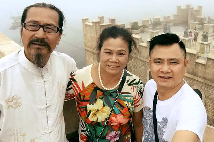 Tự Long tâm sự về mẹ của anh: “Vậy là mẹ tôi đã bước sang tuổi 70 cái tuổi ấy cả làng quê tôi rộn ràng ngày khao thọ. Mẹ tôi hát quan họ hay lắm, hay hơn nhiều người hát hay lúc bấy giờ. Cho đến bây giờ ở tuổi thất thập cổ lai hy mẹ tôi hát vẫn hay và mẹ tôi rất hay hát. Có nhiều người yêu mến tôi khen tôi hát hay. Nhưng tôi biết tôi có hát hay được là nhờ gen của mẹ...