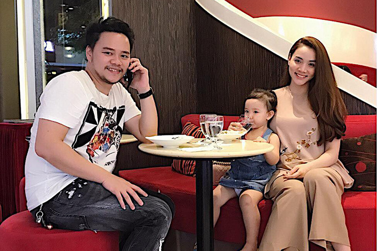 Trang Nhung từng tâm sự, cô được mẹ chồng - nhà văn Nguyễn Thị Thu Huệ hết mực yêu thương.