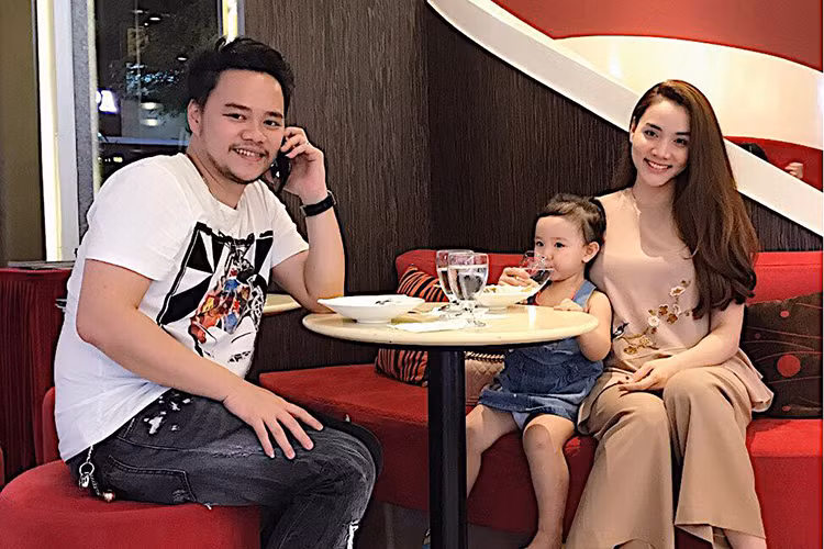 Trang Nhung từng tâm sự, cô được mẹ chồng - nhà văn Nguyễn Thị Thu Huệ hết mực yêu thương.