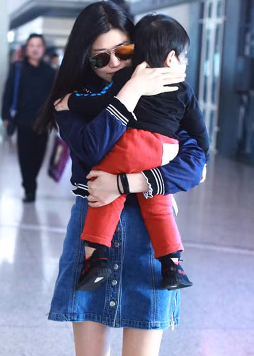 Trần Nghiên Hy và con trai của cô vừa xuất hiện tại sân bay Bắc Kinh.