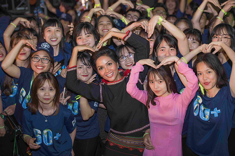 H’Hen Niê tỏ ra rất hào hức khi lần đầu tiên tham gia chiến dịch Giờ Trái Đất.