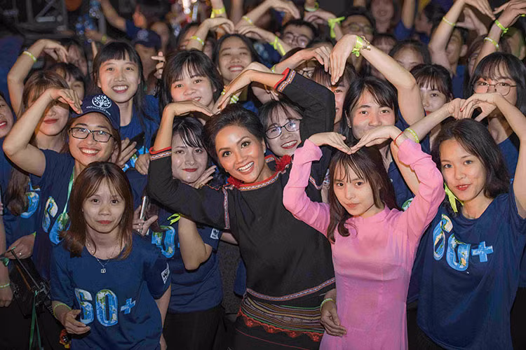 H’Hen Niê tỏ ra rất hào hức khi lần đầu tiên tham gia chiến dịch Giờ Trái Đất.