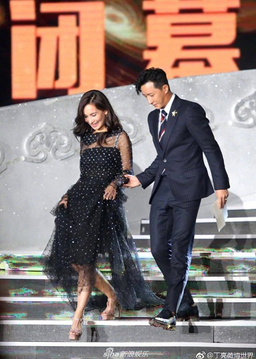 Hình ảnh Hàn Canh ân cần đỡ Lư Tĩnh San trước khi tuyên bố hẹn hò.