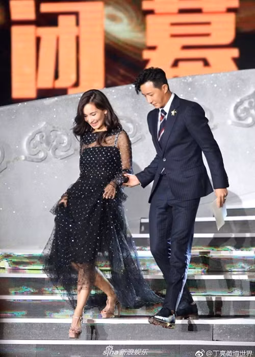 Hình ảnh Hàn Canh ân cần đỡ Lư Tĩnh San trước khi tuyên bố hẹn hò.