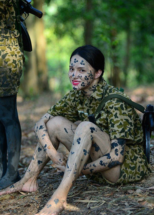 Hương Giang từng năn nỉ xin giữ đồ trang điểm khi tham gia Sao nhập ngũ. Ảnh: Người đưa tin