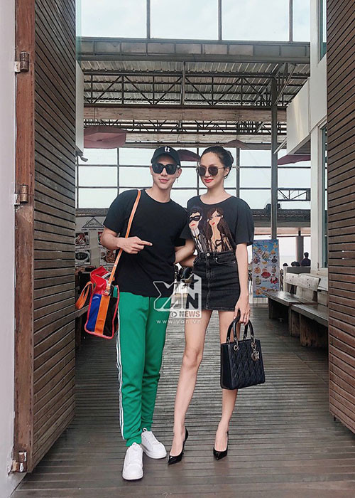 Hình ảnh Hương Giang sánh đôi cùng ca sĩ Erik sau đêm đăng quang Hoa hậu Chuyển giới Quốc tế 2018. Dù ăn diện giản dị, Hương Giang vẫn toát lên thần thái của một hoa hậu. Ảnh: Thể thao văn hóa