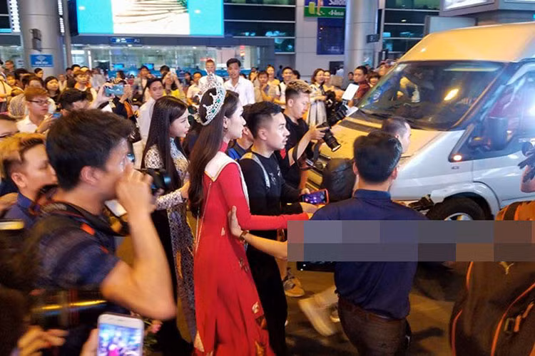 Không thể phủ nhận rằng thần thái của người đẹp đã "cao hơn một bậc" so với khi cô xách vali lên đường sang Thái Lan tham dự cuộc khi. Khi đó chỉ có một vaifi fan hâm mộ rất thân của Hương Giang cùng với bạn bè có mặt để tiễn Tân Hoa hậu Chuyển giới Quốc tế 2018 "đem chuông đi đánh xứ người".