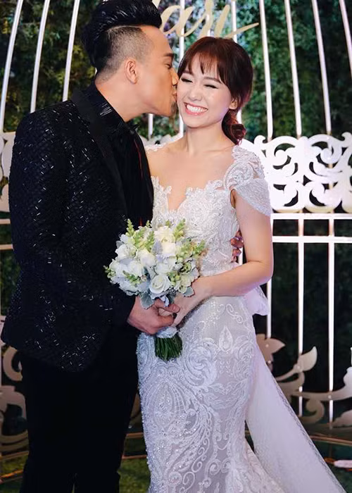 Sau nhiều ồn ào, chuyện tình của Trấn Thành - Hari Won cũng có cái kết đẹp khi cả hai làm đám cưới vào cuối năm 2016. Ảnh: VTC