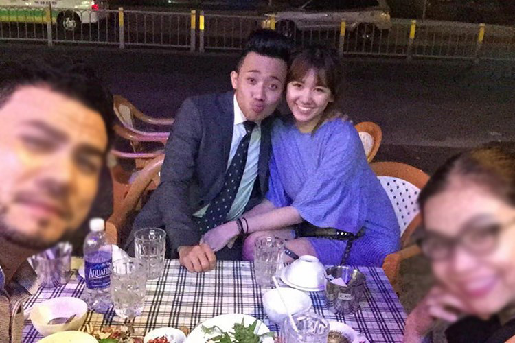 Tháng 7/2016, Trấn Thành cầu hôn Hari Won tại một quán bar. Tuy nhiên, nhiều sự việc xảy ra sau đó khiến cả hai bị nghi PR cho MV mới của Hari Won. Ảnh: FBNV