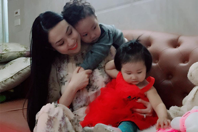 Bà xã của Tuấn Hưng vui vẻ bên các con là một trong những tin tức sao Việt trong ngày 20/3.