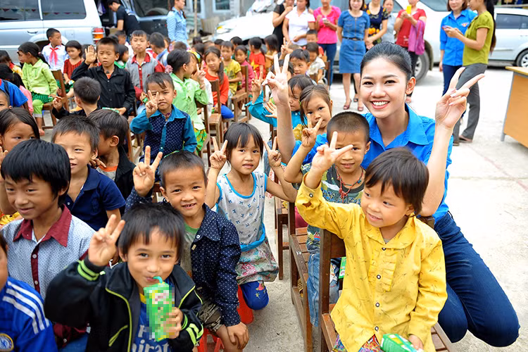 Sau khi đoạt ngôi vị á hậu 1, Thanh Tú nhiệt tình tham gia các hoạt động cộng đồng.