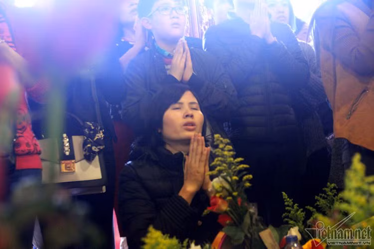 Hàng trăm người khấn vái tại chính điện thờ Thánh Mẫu Liễu Hạnh và Tam Tòa Thánh Mẫu.