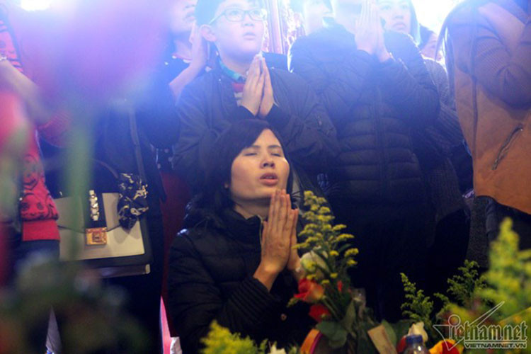 Hàng trăm người khấn vái tại chính điện thờ Thánh Mẫu Liễu Hạnh và Tam Tòa Thánh Mẫu. Hàng trăm người khấn vái tại chính điện thờ Thánh Mẫu Liễu Hạnh và Tam Tòa Thánh Mẫu.