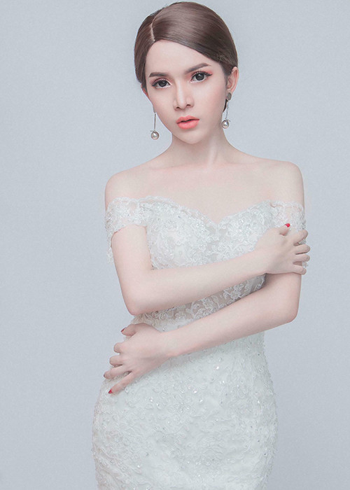 Giống Hương Giang Idol, Trần Đoàn cũng là người đẹp chuyển giới.