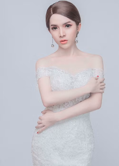 Giống Hương Giang Idol, Trần Đoàn cũng là người đẹp chuyển giới.