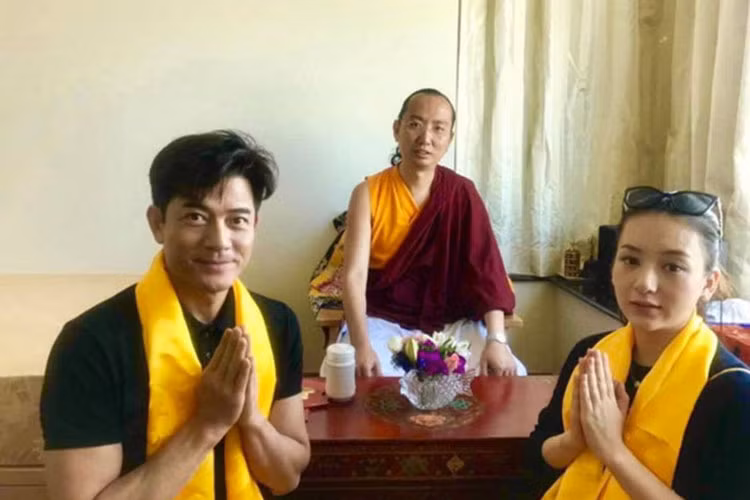 Để vợ và con gái có cuộc sống sung túc hơn, Quách Phú Thành miệt mài đóng phim. Ảnh: Sina