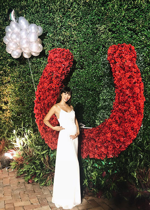 Siêu mẫu Hà Anh bế bụng bầu lùm lùm đi dự tiệc.