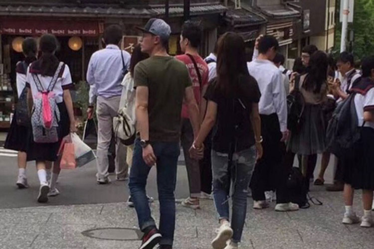 Hoắc Kiến Hoa luôn nắm chặt tay Lâm Tâm Như ở bất cứ nơi đâu.