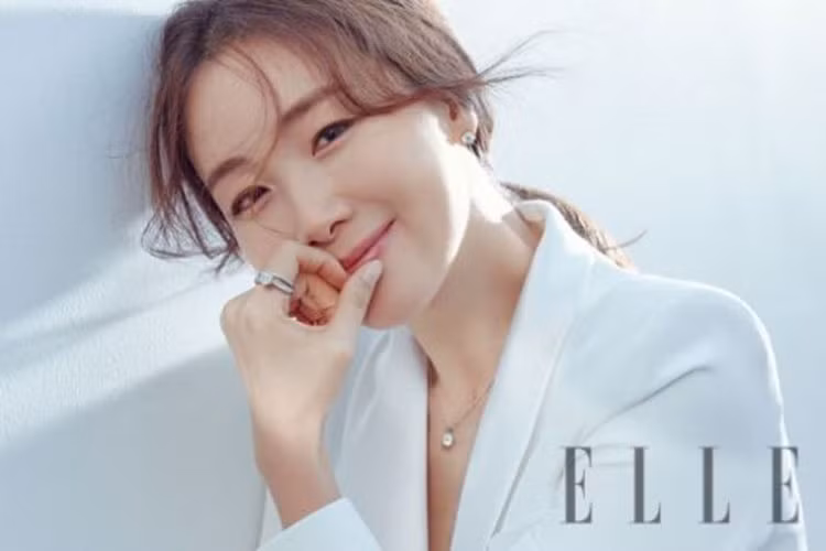 Choi Ji Woo nổi tiếng qua các vai diễn trong các bộ phim truyền hình "Bản tình ca mùa đông", "Nấc thang lên thiên đường", "Những ngày tươi đẹp"...Ảnh: Elle