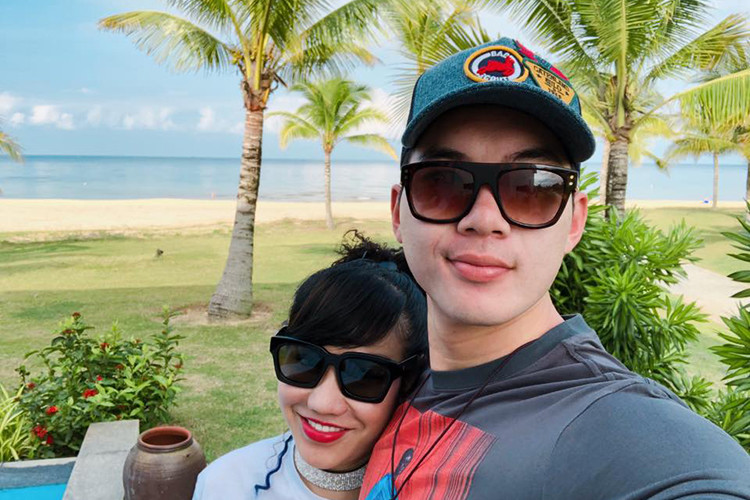 Trương Nam Thành chia sẻ hình ảnh đón tuổi mới bên người thân và bạn gái.