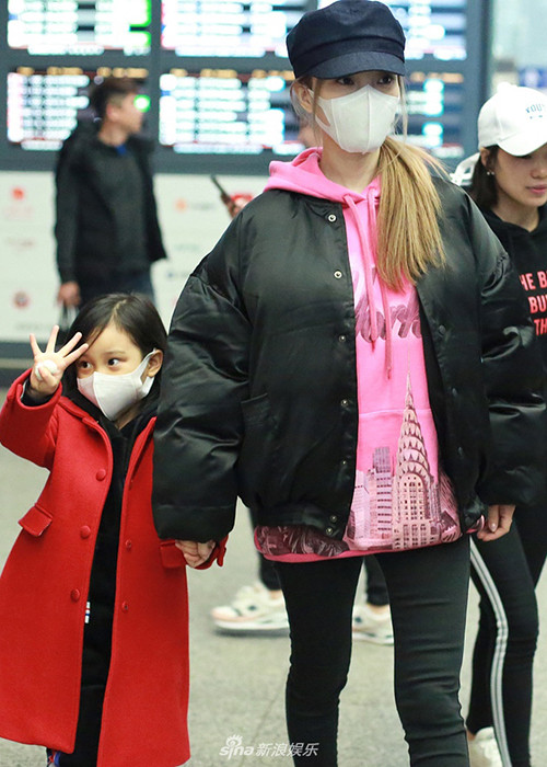 Lý Tiểu Lộ và Giả Nãi Lượng đều giữ im lặng trước nghi vấn đã đường ai nấy đi. Ảnh: Sina