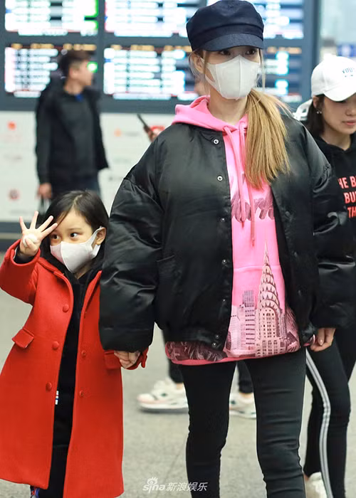 Lý Tiểu Lộ và Giả Nãi Lượng đều giữ im lặng trước nghi vấn đã đường ai nấy đi. Ảnh: Sina