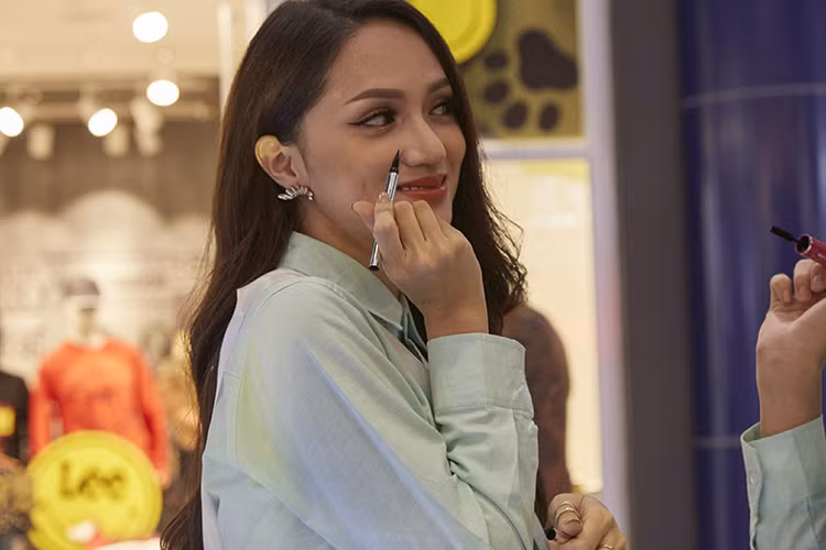 Hình ảnh nữ ca sĩ Hương Giang Idol tươi tắn trong một hoạt động thuộc khuôn khổ cuộc thi.