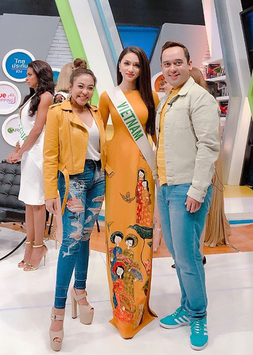 Đại diện Việt Nam duyên dáng trong tà áo dài. Ảnh: FBNV