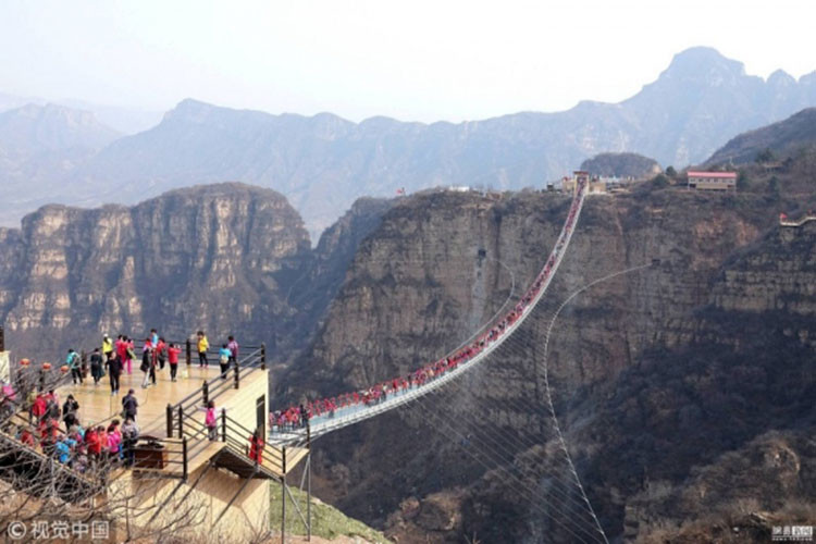 Cây cầu trong suốt có chiều dài 488m, cao 218m và bắc ngang qua khu danh thắng Hongyagu. Khi đi lên đó, du khách sẽ được trải nghiệm cảm giác cây cầu “hơi đung đưa một chút”.