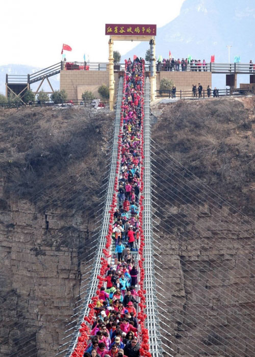 Chiếc cầu trong suốt này có thể chịu trọng lượng tối đa 2.000 người. Tuy nhiên, để đảm bảo an toàn cho du khách, chỉ có khoảng 600 người được đứng trên cầu vào cùng một thời điểm.