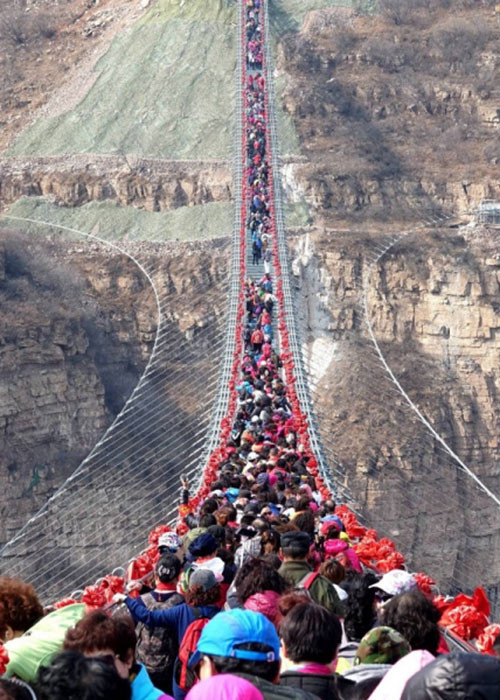 Đi trên cây cầu trong suốt đã thấy sợ, ấy vậy mà mọi người còn chen chúc nhau trên một chiếc cầu thật khiến người xem không khỏi “rùng mình”.