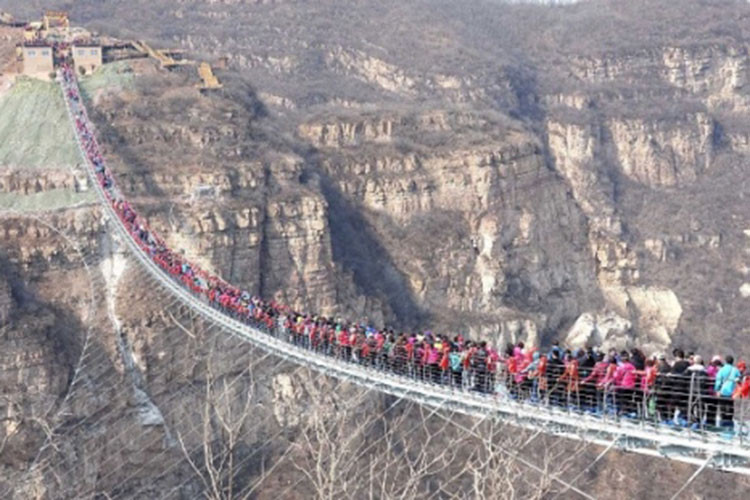 Vào tháng 12 năm ngoái, một cây cầu treo đáy kính được mở tại tỉnh Hà Bắc, Trung Quốc, thu hút hơn 20.000 lượt khách tới tham quan mỗi ngày. Dù mới được đưa vào hoạt động nhưng cây cầu hầu như ngày nào cũng ngợp trong biển người, khó lòng nhìn thấy mặt kính bên dưới.