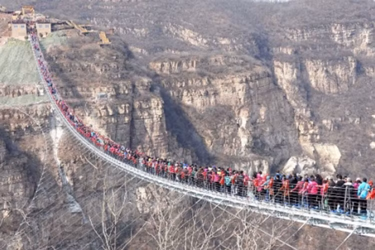 Vào tháng 12 năm ngoái, một cây cầu treo đáy kính được mở tại tỉnh Hà Bắc, Trung Quốc, thu hút hơn 20.000 lượt khách tới tham quan mỗi ngày. Dù mới được đưa vào hoạt động nhưng cây cầu hầu như ngày nào cũng ngợp trong biển người, khó lòng nhìn thấy mặt kính bên dưới.