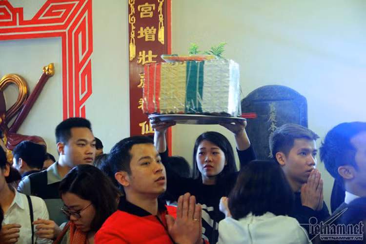 Chen nhau chờ đến lượt dâng lễ.