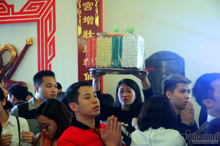 Chen nhau chờ đến lượt dâng lễ. Chen nhau chờ đến lượt dâng lễ.