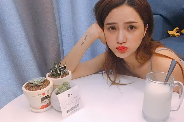 Hình ảnh Hương Giang biểu cảm đáng yêu khiến nhiều fans thích thú.