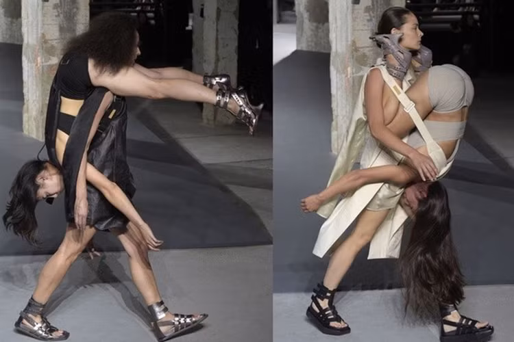Hình ảnh dị trên sàn diễn thời trang của Rick Owens khiến tất cả khán giả cảm thấy sốc. Ảnh: Zing