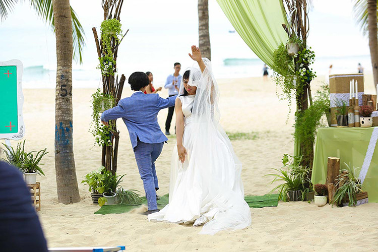 Hoài Lâm cho biết trong suốt 1 tháng phim bấm máy, anh liên tục phải “ăn hành” từ các cộng sự cho đến ê-kíp đoàn phim.