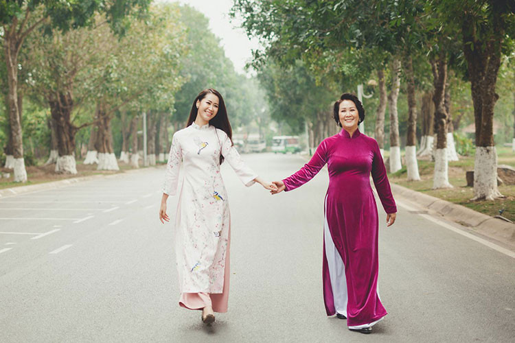 Dương Thùy Linh chia sẻ: “Có những ngày như thế này. Cả thế giới đi vắng. Nhớ giọng nói của mẹ. Giờ này mẹ mà đang ở nhà là kiểu gì cũng khua cả nhà làm cái nọ cái kia. Nhà thấy nhộn nhịp hẳn. Giờ có hai mẹ con lang thang từ nhà nội, sang nhà ngoại mà chẳng ai có nhà để chơi cùng”.