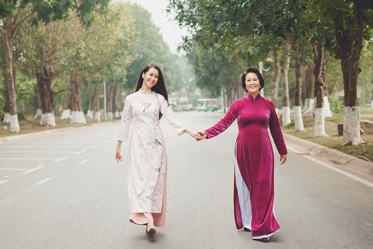 Dương Thùy Linh chia sẻ: “Có những ngày như thế này. Cả thế giới đi vắng. Nhớ giọng nói của mẹ. Giờ này mẹ mà đang ở nhà là kiểu gì cũng khua cả nhà làm cái nọ cái kia. Nhà thấy nhộn nhịp hẳn. Giờ có hai mẹ con lang thang từ nhà nội, sang nhà ngoại mà chẳng ai có nhà để chơi cùng”.