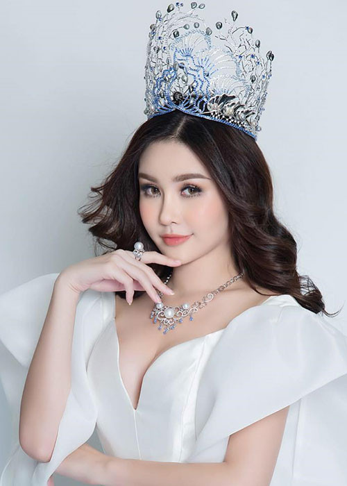 Thêm một bức ảnh khác với góc chụp và biểu cảm "trăm bức như một".