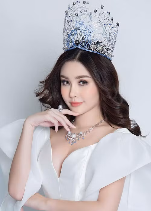 Thêm một bức ảnh khác với góc chụp và biểu cảm "trăm bức như một".