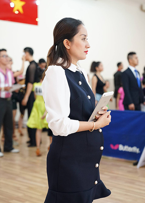 Khánh Thi khoe bụng bầu lùm lùm. Đây là bé thứ 2 nhà Khánh Thi - Phan Hiển.