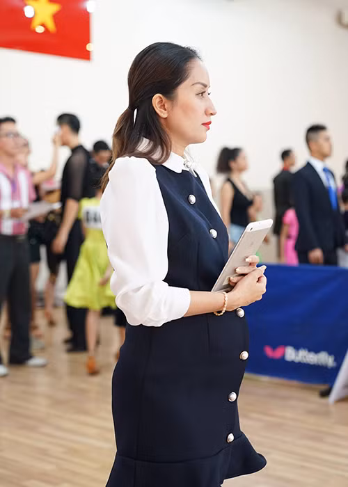 Khánh Thi khoe bụng bầu lùm lùm. Đây là bé thứ 2 nhà Khánh Thi - Phan Hiển.