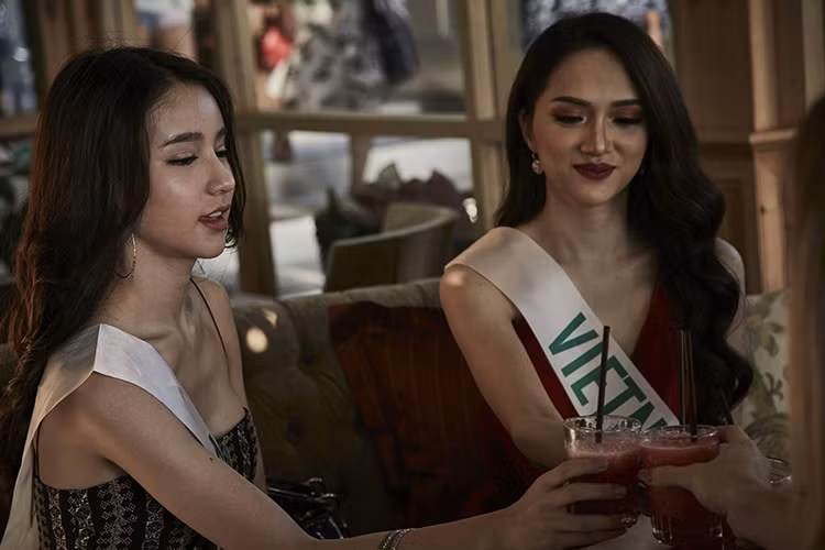 Hương Giang luôn rạng rỡ trong các hoạt động của cuộc thi.