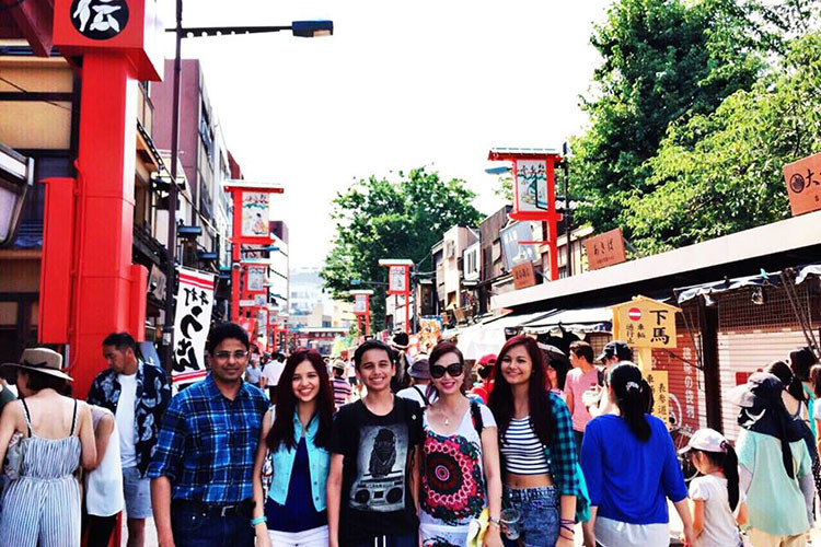 Hình ảnh Hoa hậu Việt Nam 1990 hạnh phúc bên chồng và các con.