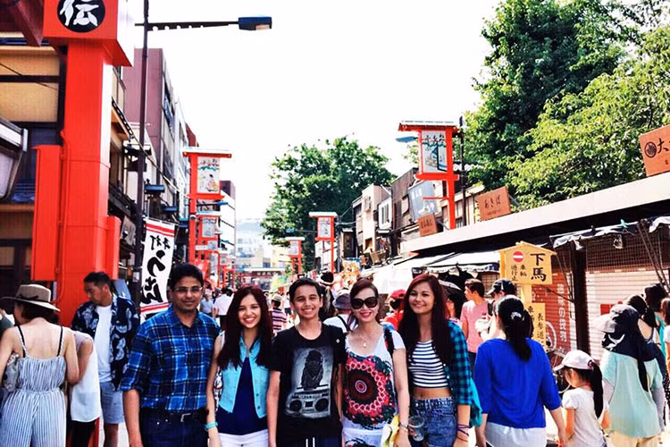 Hình ảnh Hoa hậu Việt Nam 1990 hạnh phúc bên chồng và các con.