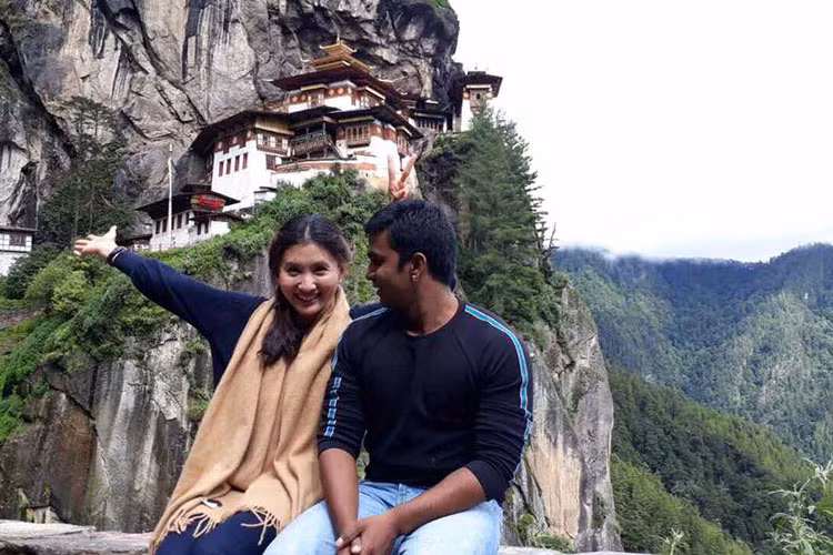 Hình ảnh Nguyệt Ánh tươi rói bên ông xã trong một chuyến hành hương ở nước ngoài.