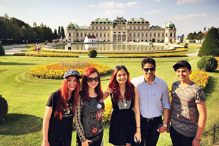 Diệu Hoa có ông xã rất tâm lý. "Thỉnh thoảng, chúng tôi cũng có bất đồng, nhưng anh là người rất cưng vợ và luôn làm lành trước", nàng hoa hậu của showbiz Việt chia sẻ.